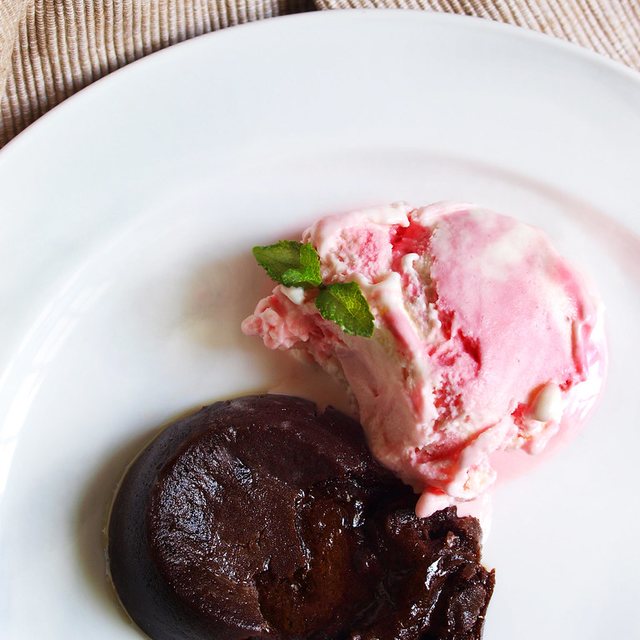 Petit Gateau de Chocolate
